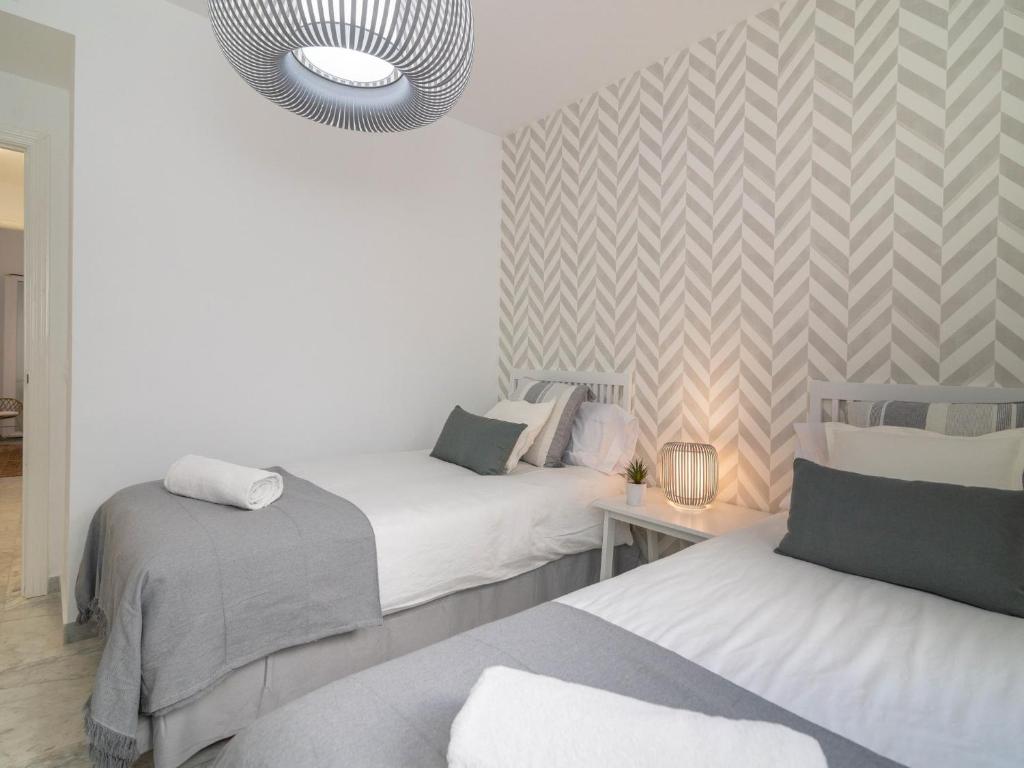 Postel nebo postele na pokoji v ubytování VACATION MARBELLA I Beachfront Quiet Apt with Private Beach Access, A minute walk from Puerto Banus Marina, 24-7 security and Parking