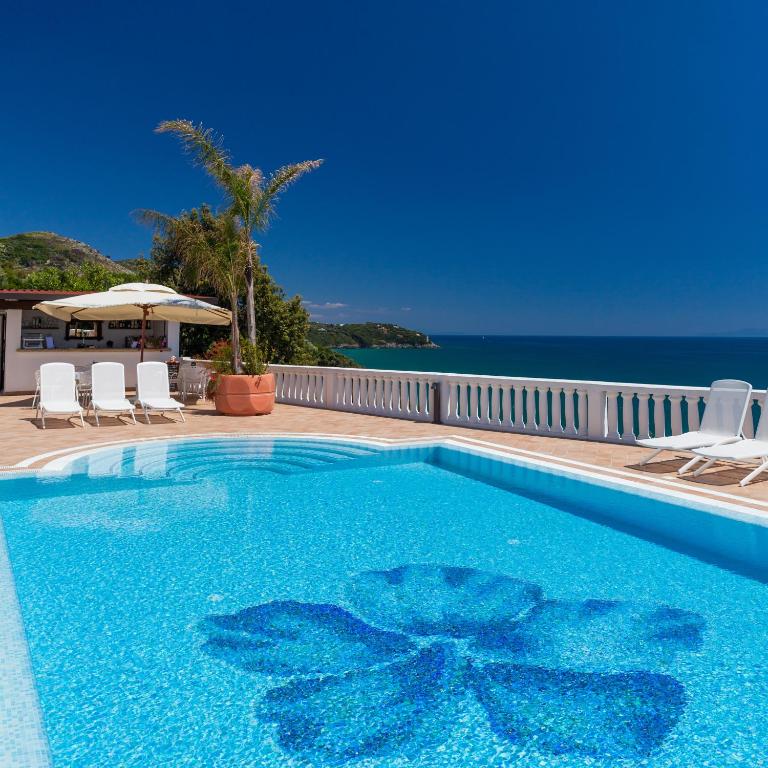 Bazén v ubytování Grand Hotel Le Rocce nebo v jeho okolí