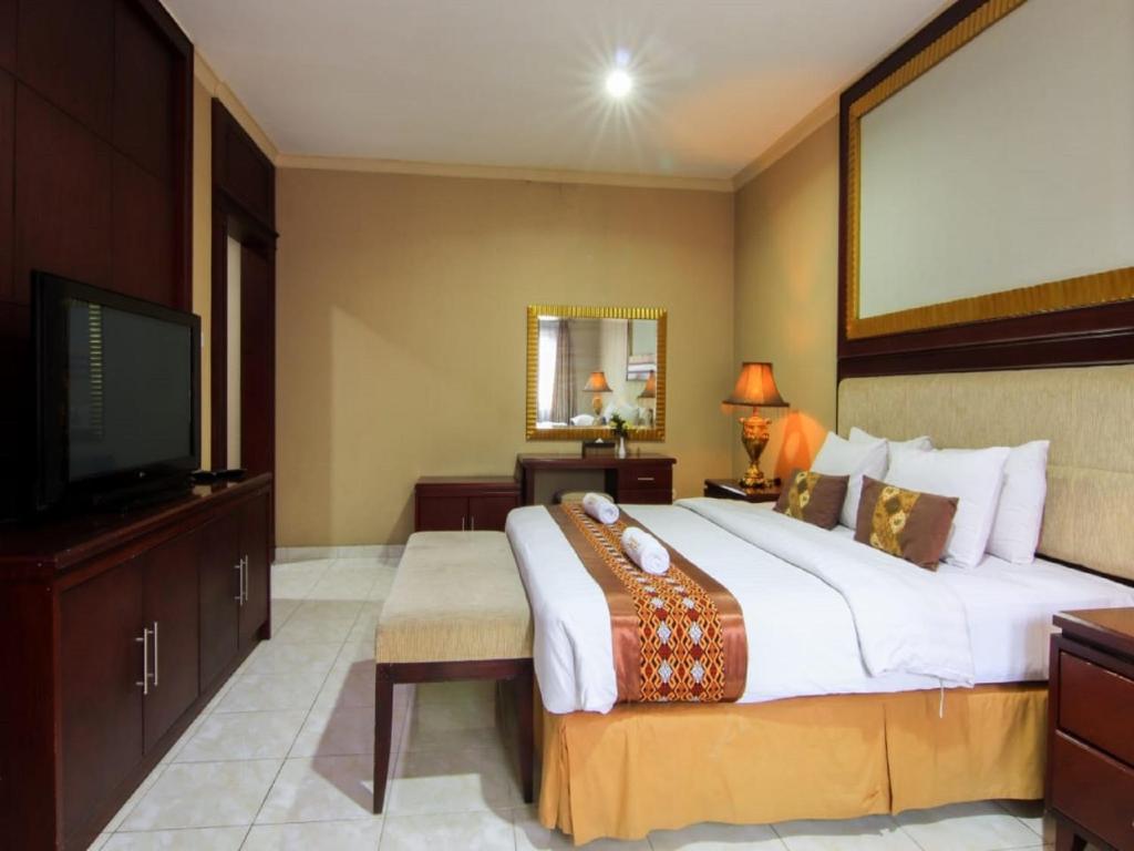 TV a/nebo společenská místnost v ubytování Hotel Signature Mandala Kencana