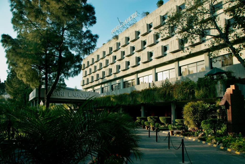 uma representação da frente de um hotel em Avari Lahore Hotel em Lahore