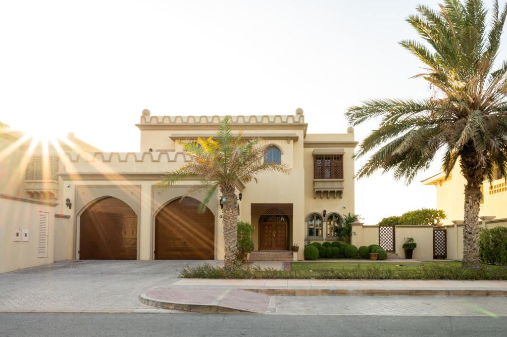 The S Holiday Homes Luxurious 5 Bedrooms Villa At Palm Jumeirah With Private Swimming Pool And Private Beach Access