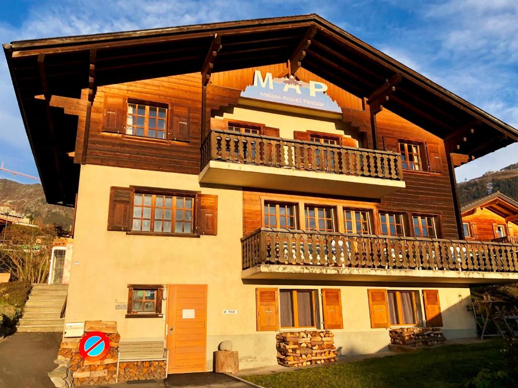 un edificio con un balcón en el lateral. en MAP Verbier-Village, en Verbier