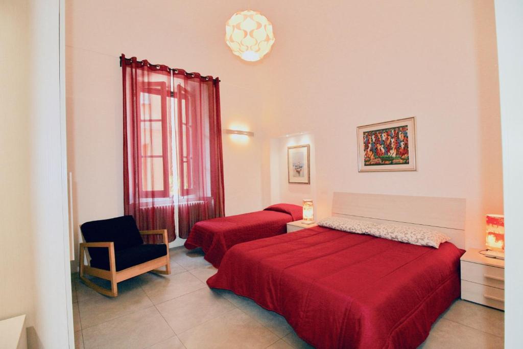 una camera d'albergo con due letti e una sedia di Marco Holiday Apartment Pescara a Pescara