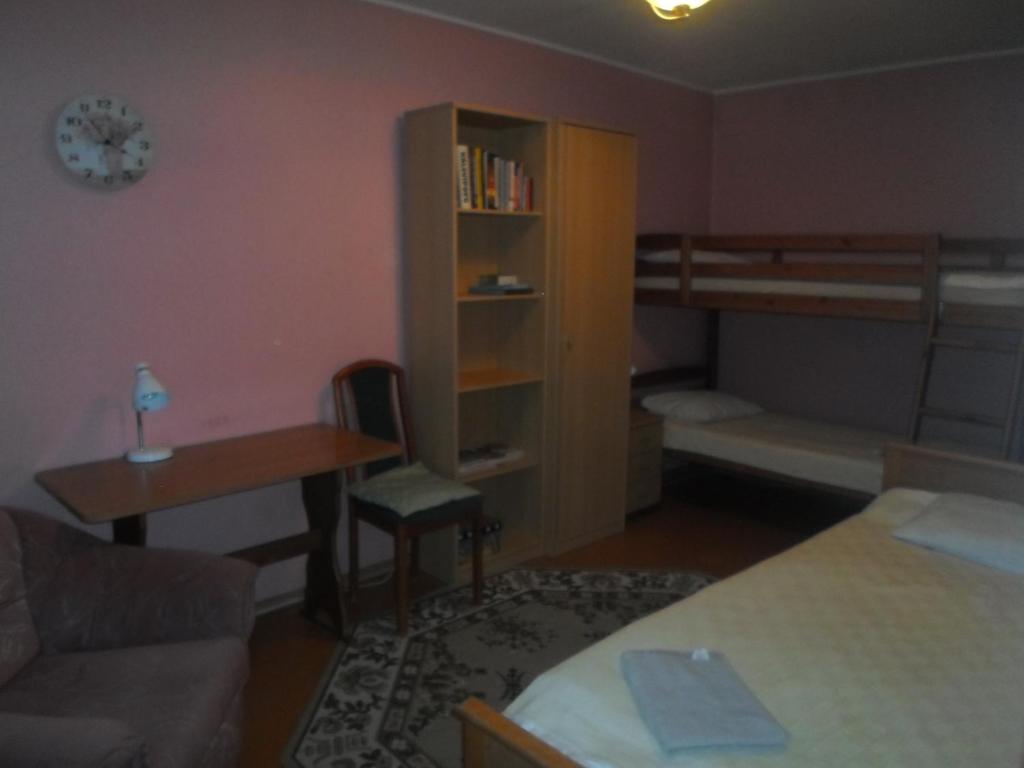 ルースメにあるRogosi Külaliskorterの二段ベッド1組、デスクが備わる小さな客室です。