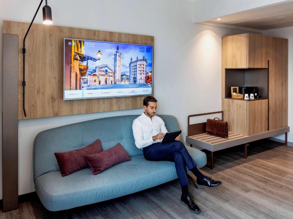 TV a/nebo společenská místnost v ubytování Novotel Parma Centro