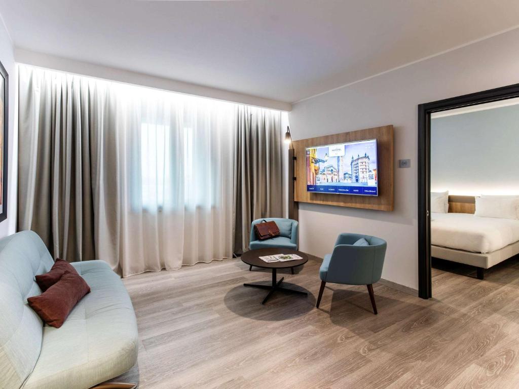 TV a/nebo společenská místnost v ubytování Novotel Parma Centro