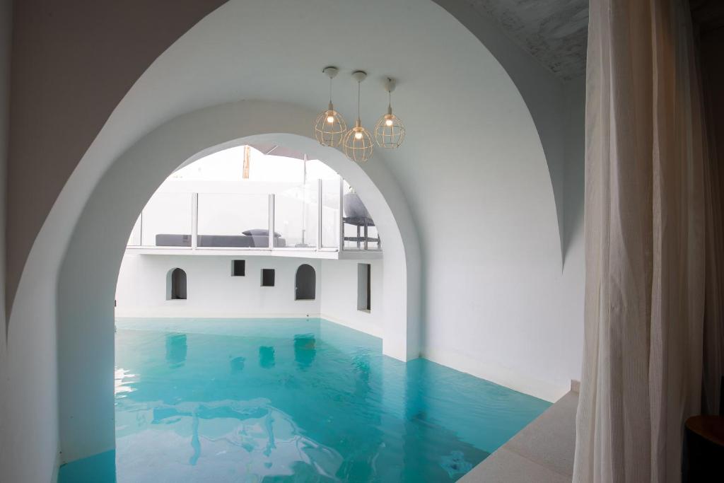 Basen w obiekcie Kouros Exclusive Hotel & Suites - Adults Only lub w pobliżu