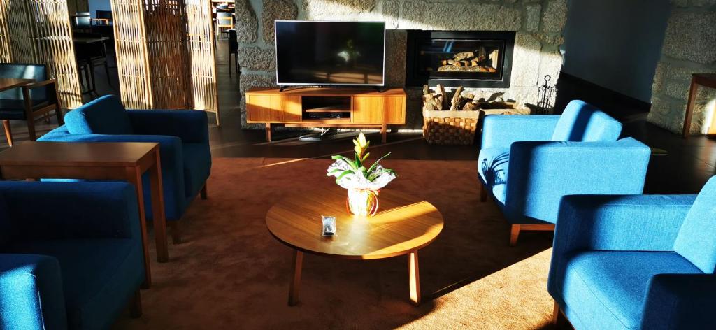 Uma televiso e/ou sistema de entretenimento em Belmonte Sinai Hotel