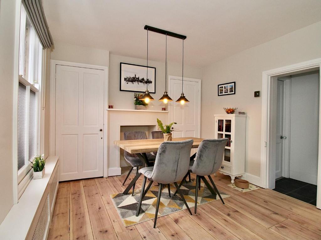 ein Esszimmer mit Tisch und Stühlen in der Unterkunft A Character Cottage in Historical Canterbury in Canterbury