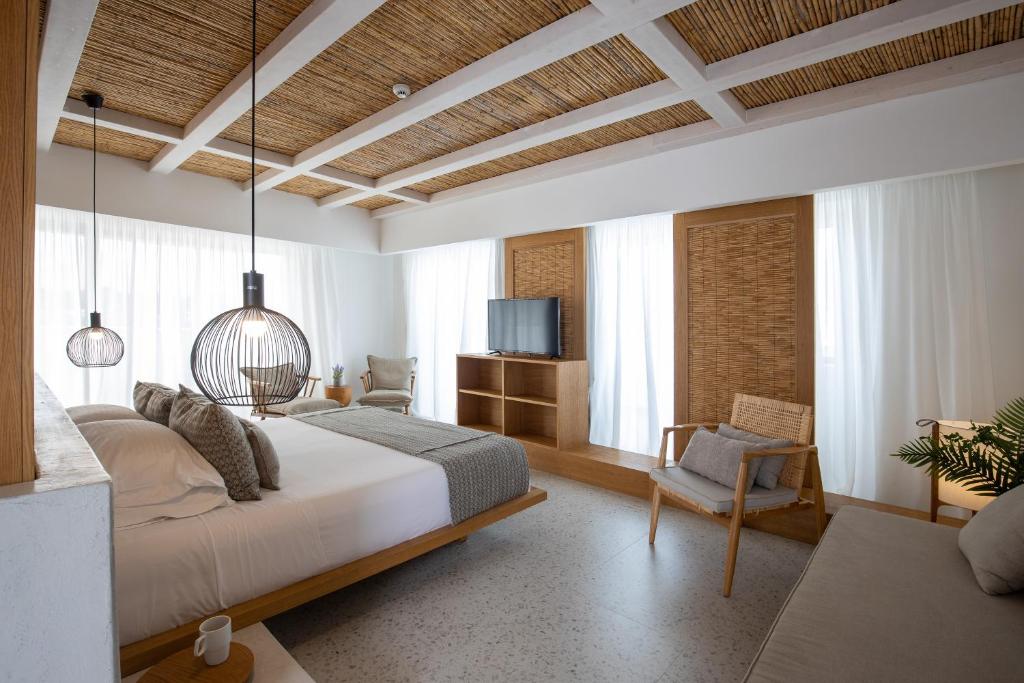 Łóżko lub łóżka w pokoju w obiekcie Kouros Exclusive Hotel & Suites - Adults Only
