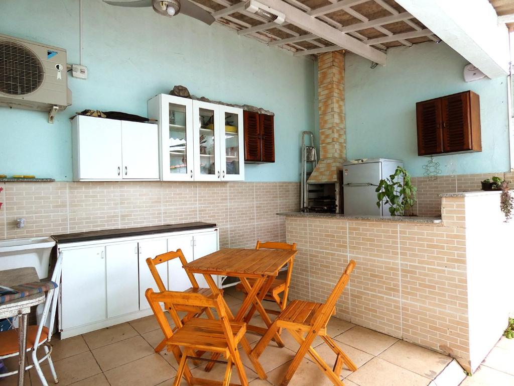  Quarto com wifi a 4 min a pé da praia em Bertioga