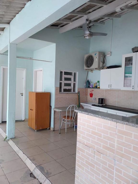  Quarto com wifi a 4 min a pé da praia em Bertioga