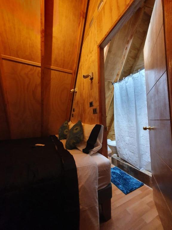 Een bed of bedden in een kamer bij A-FRAME CABIN PUCON