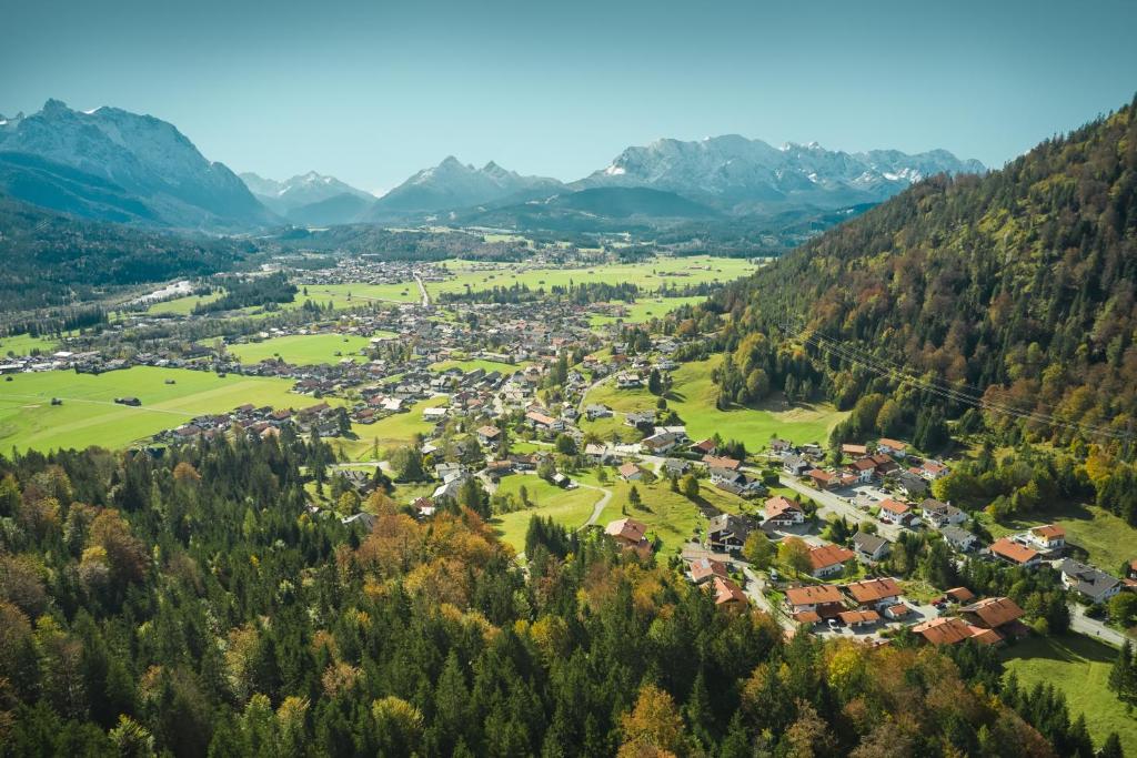 eine Luftansicht einer Kleinstadt in den Bergen in der Unterkunft Landhaus Lina in Wallgau