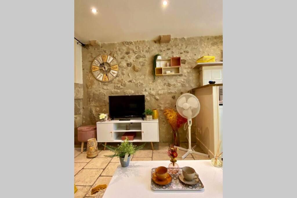 a living room with a clock on the wall at Cocon de Douceur : Apaisement et Harmonie intérieure in Blois