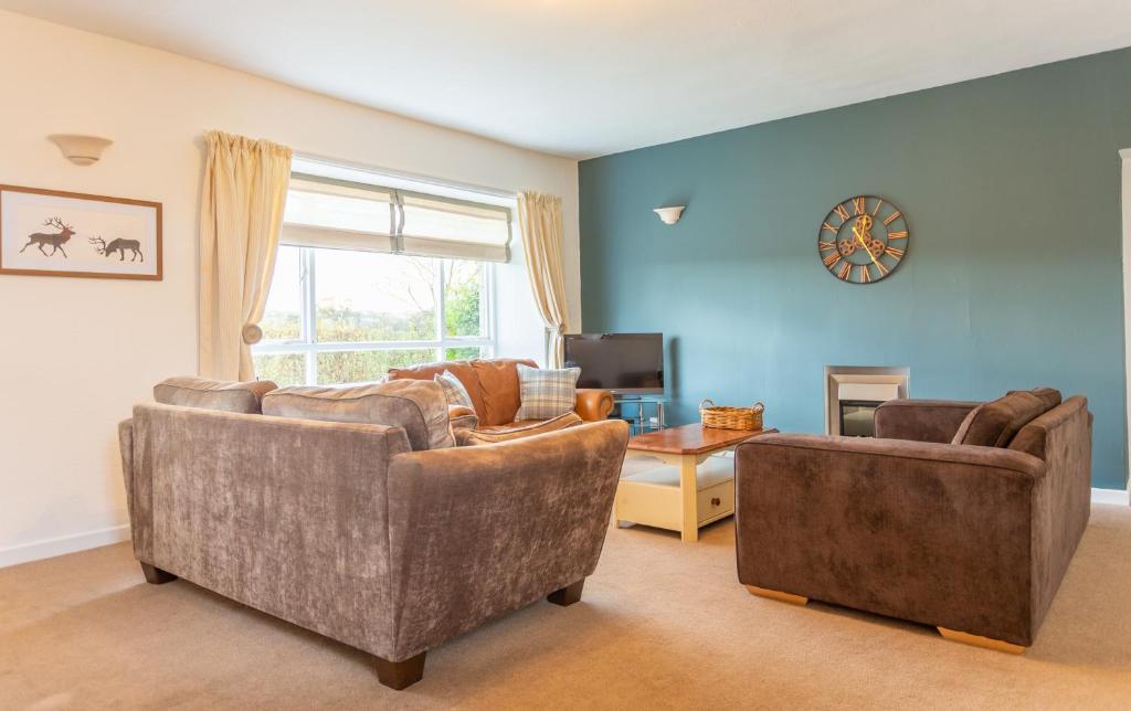 sala de estar con 2 sofás y TV en East Linton 4 Bedroom Cottage, en East Linton