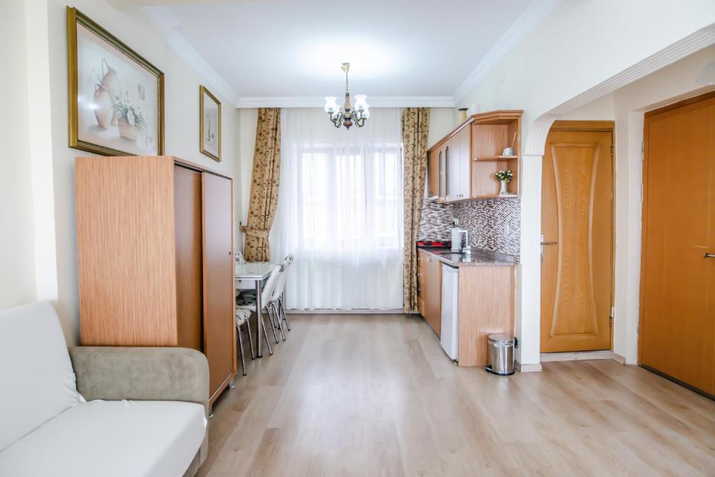 sala de estar con sofá y cocina en Camelot Apartment, en Estambul