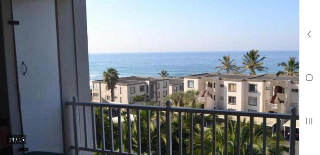 マーゲートにあるLaguna La Crete Beach Apartment 206の海と建物の景色を望むバルコニー