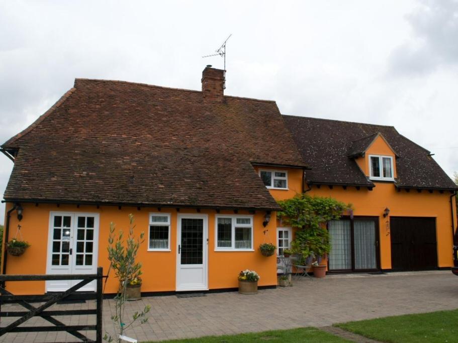 una casa de color naranja con techo marrón en Woodview B&B Colchester en Birch