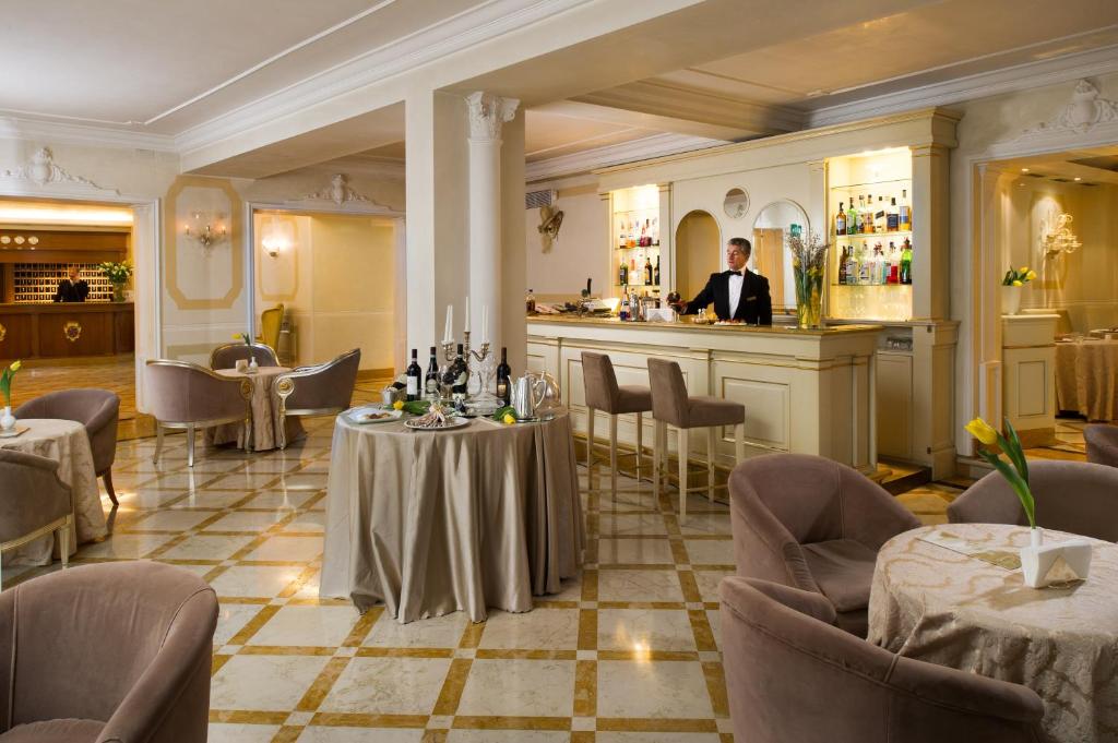 Hol lub bar w obiekcie Hotel Carlton On The Grand Canal