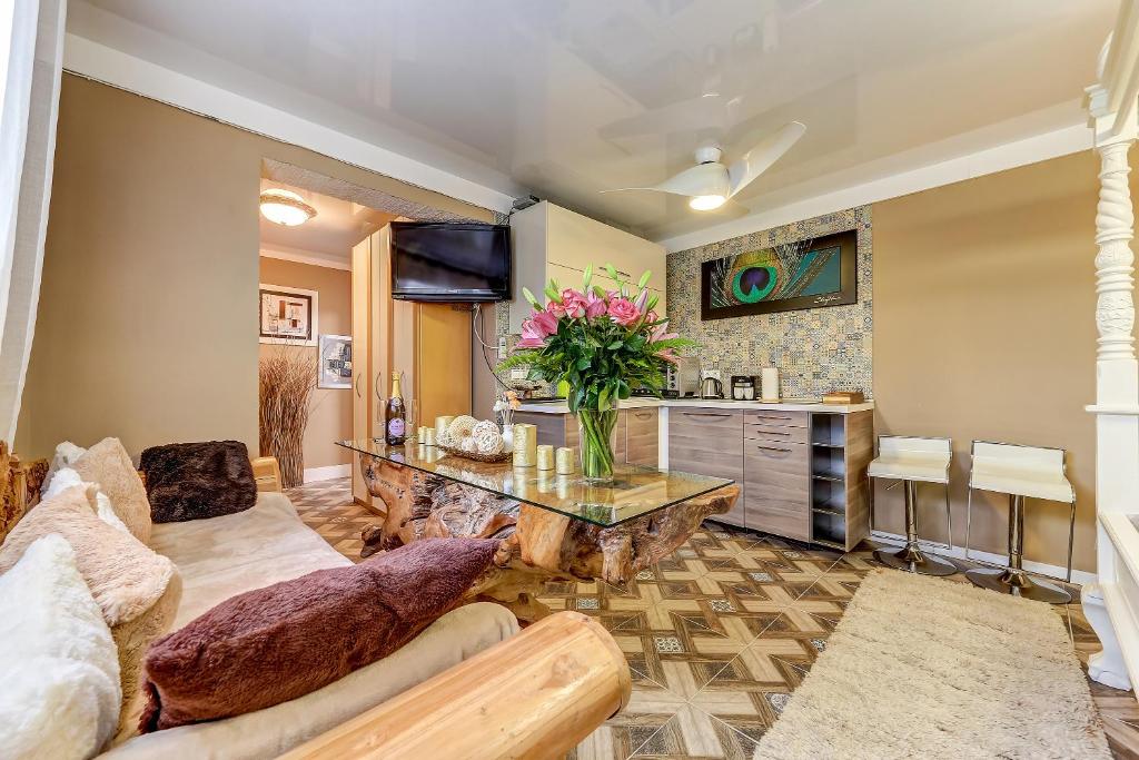 Kuchyň nebo kuchyňský kout v ubytování Mordelliya Private Jacuzzi Suites