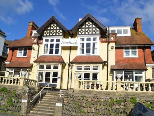 una casa grande con escaleras delante en The Sandrock Lynton, en Lynton