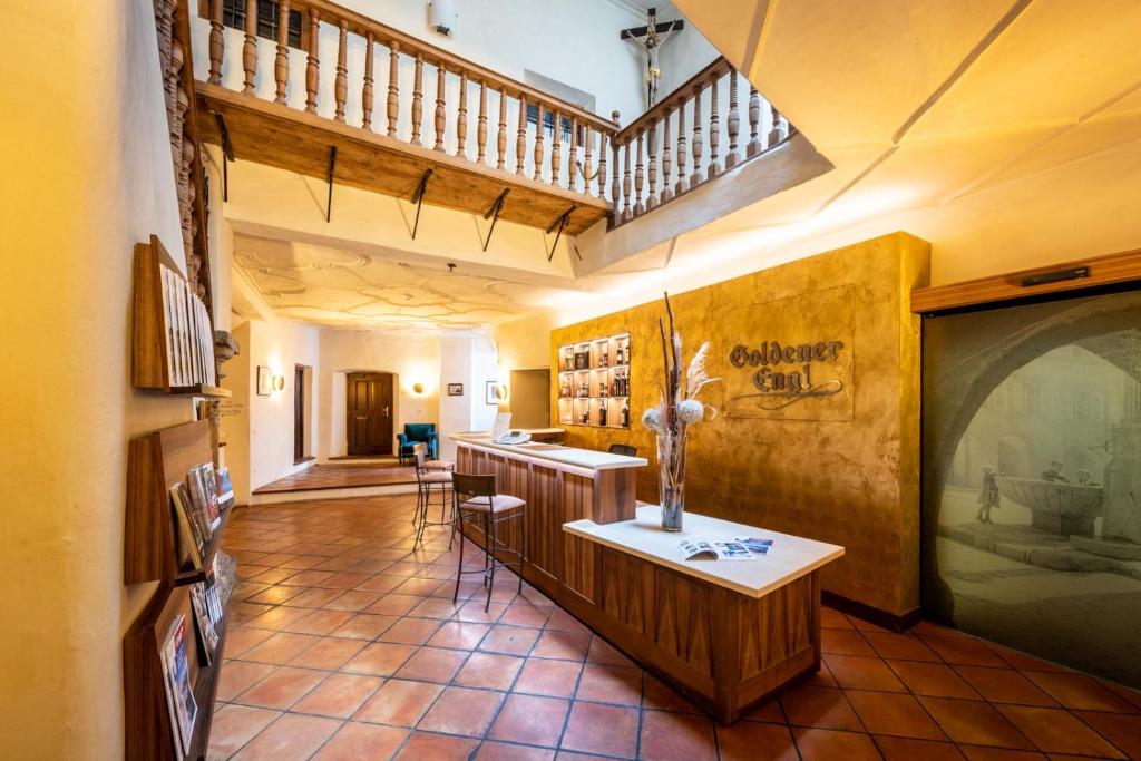 um lobby de uma loja com um vaso sobre uma mesa em Hotel Goldener Engl em Hall in Tirol