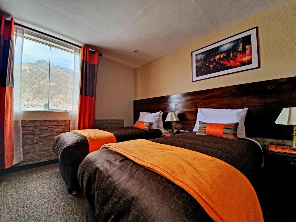 una camera d'albergo con due letti e una finestra di Vita Hoteles Colca a Chivay