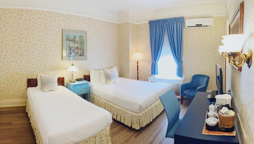 
Standard Queen with Single Bed
