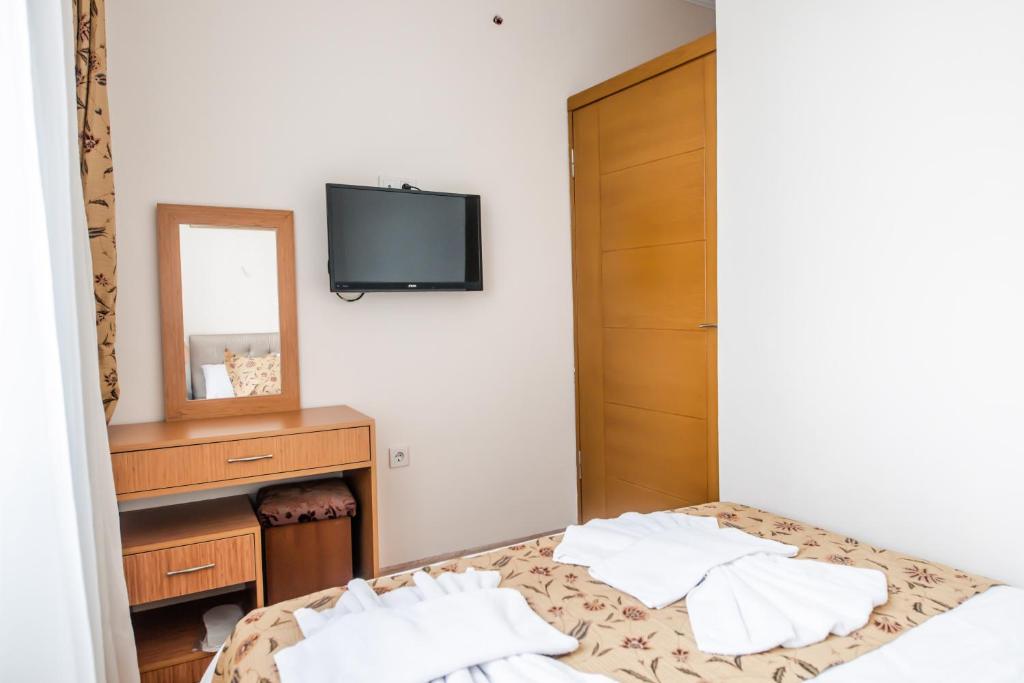 A bed or beds in a room at Camelot Apartment