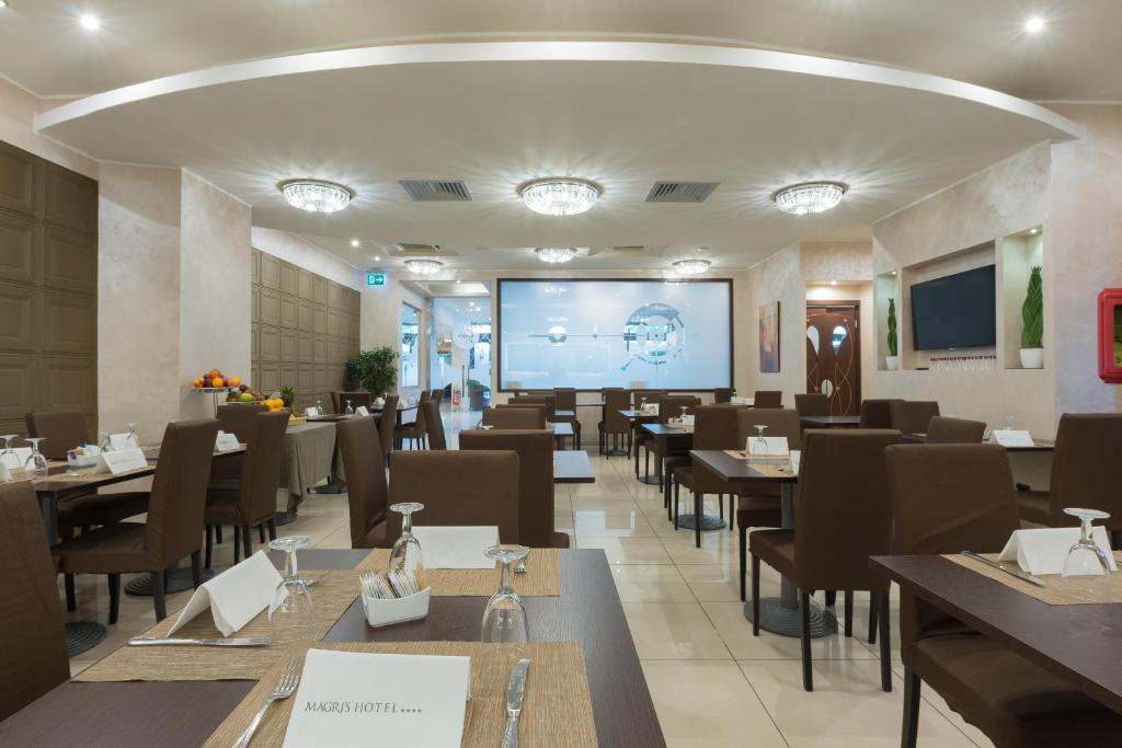TV a/nebo společenská místnost v ubytování Magri's Hotel