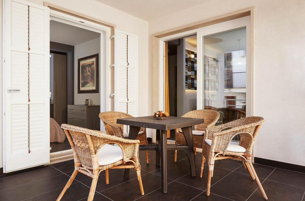 comedor con mesa y sillas en Casa Vacanza Talia CaseSicule, en Pozzallo