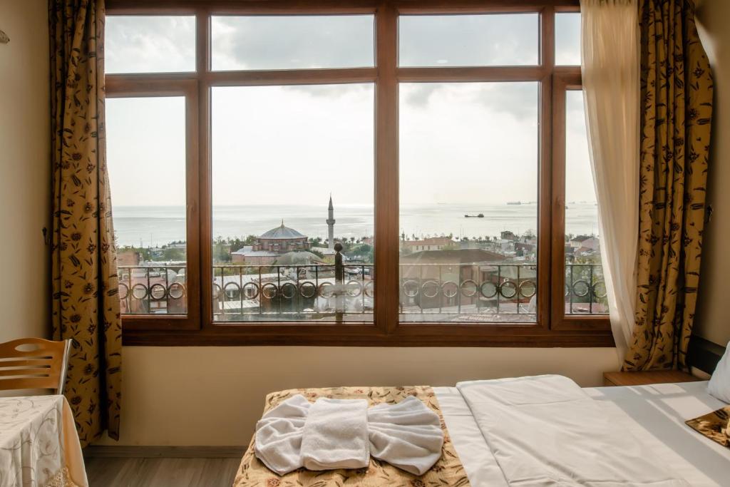 A bed or beds in a room at Camelot Apartment