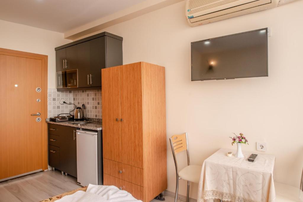 A kitchen or kitchenette at Camelot Apartment