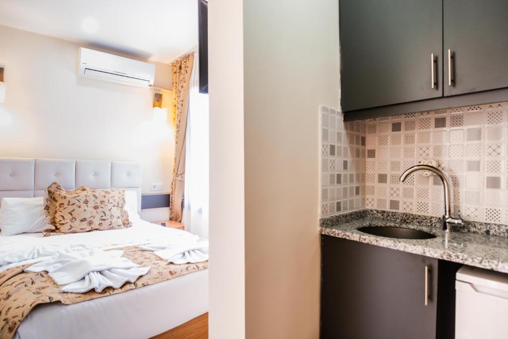 A kitchen or kitchenette at Camelot Apartment