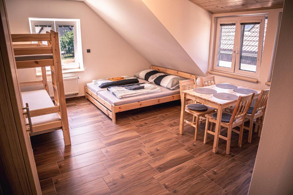 Postel nebo postele na pokoji v ubytování Red Pine Apartments