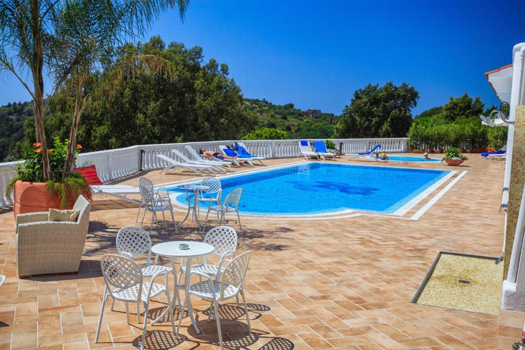 Bazén v ubytování Grand Hotel Le Rocce nebo v jeho okolí