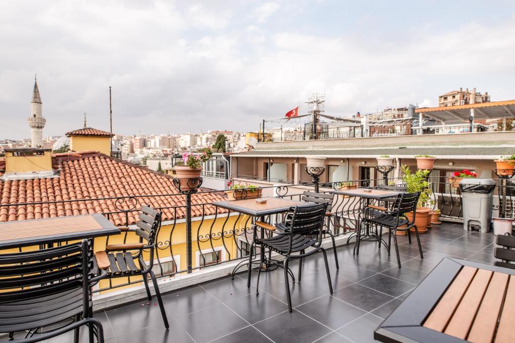 A balcony or terrace at Camelot Apartment