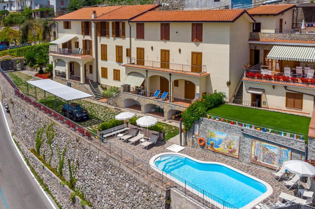 uma casa grande com uma piscina ao lado de uma casa em Villa Laura Near Ravello em Scala