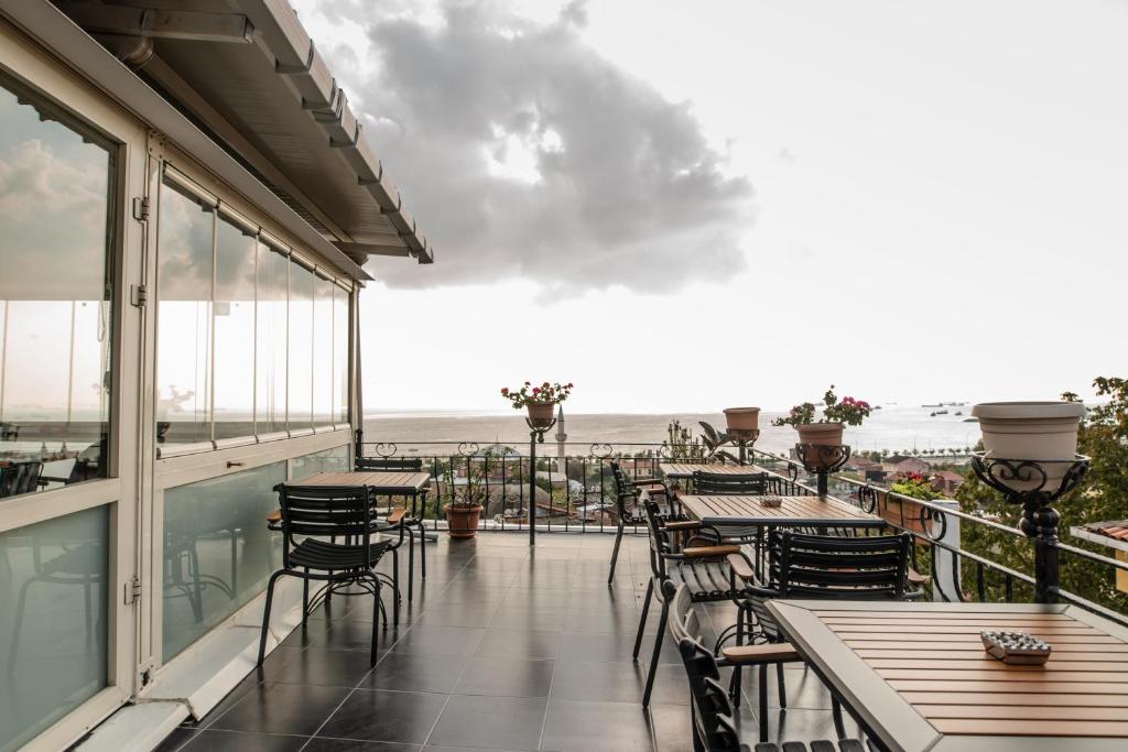 A balcony or terrace at Camelot Apartment