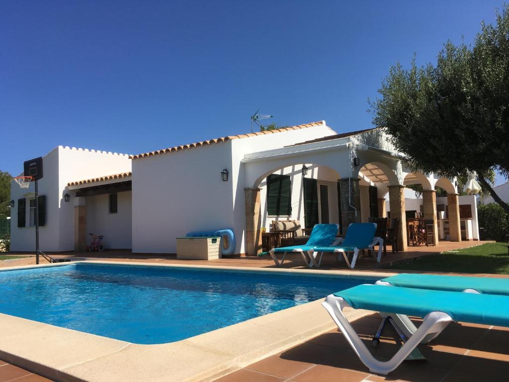 Villa con piscina al lado de una casa en Villa Violeta, en Cala en Blanes