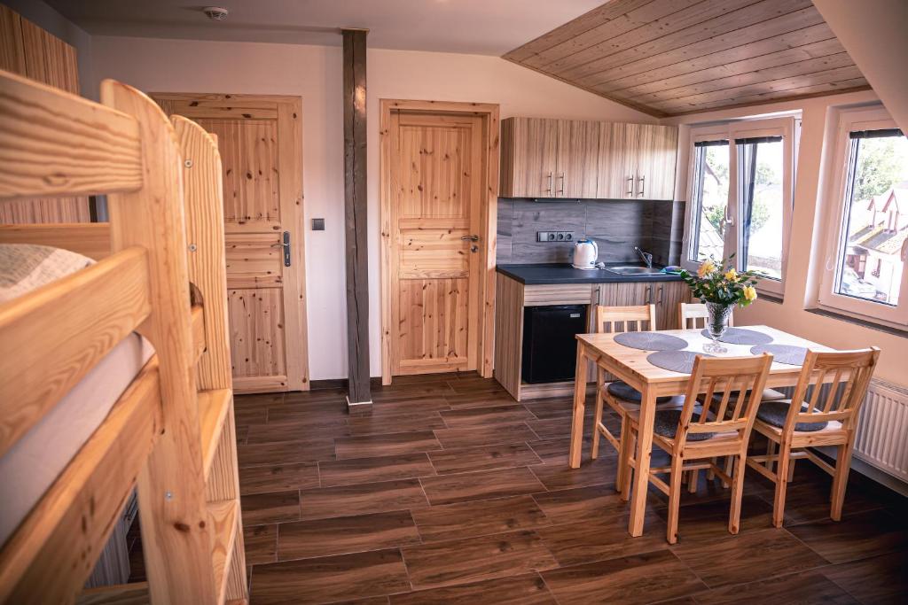 Kuchyň nebo kuchyňský kout v ubytování Red Pine Apartments