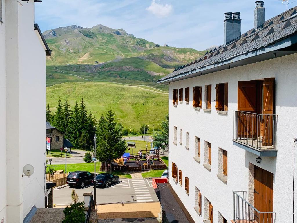 una vista desde un edificio con una montaña en el fondo en Apartamentos Formigal - admite mascotas, en Formigal