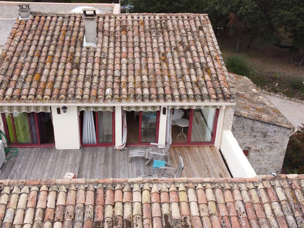 an aerial view of a house with a roof at Le Clos des Chênes in Lagarde-Paréol