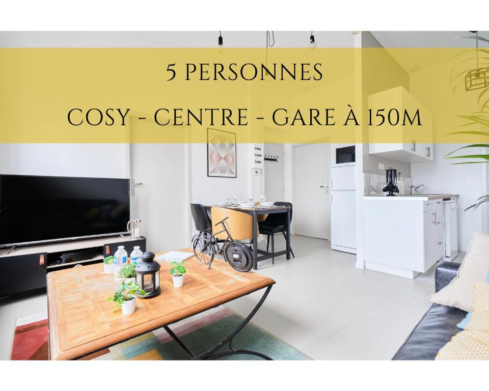 - un salon avec une télévision et une table dans l'établissement LocationsTourcoing - Le Dron, à Tourcoing