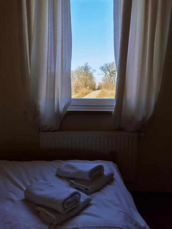 Posteľ alebo postele v izbe v ubytovaní Hotelik Dworek Legnickie Pole 4km od Legnicy