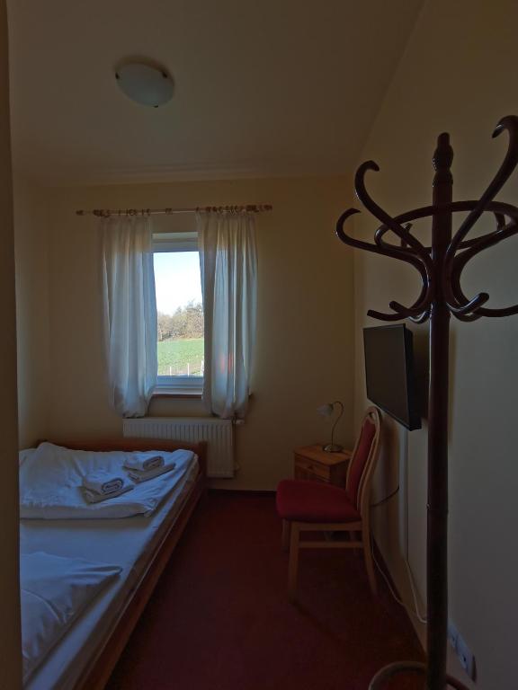 Posteľ alebo postele v izbe v ubytovaní Hotelik Dworek Legnickie Pole 4km od Legnicy