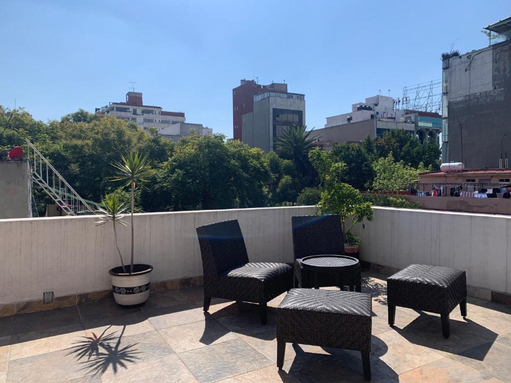 un patio con 2 sillas y una mesa en el techo en Rooftop Penthouse Lamartine Polanco en Ciudad de México