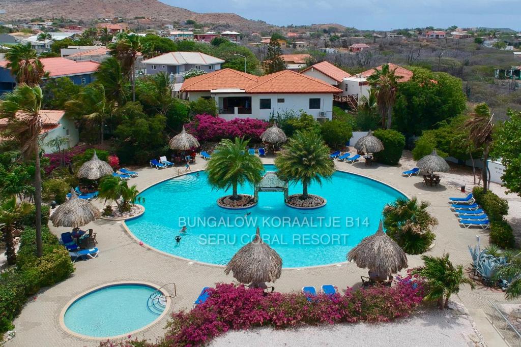 Uitzicht op het zwembad bij Tropical bungalow in Seru Coral Resort Curacao with beautiful gardens, privacy and large pool of in de buurt