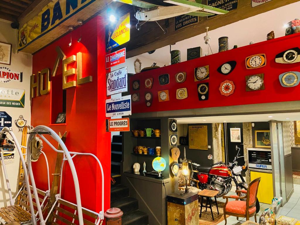 uma loja com relógios na parede e uma moto em exposição em Hôtel Le Boulevardier em Lyon